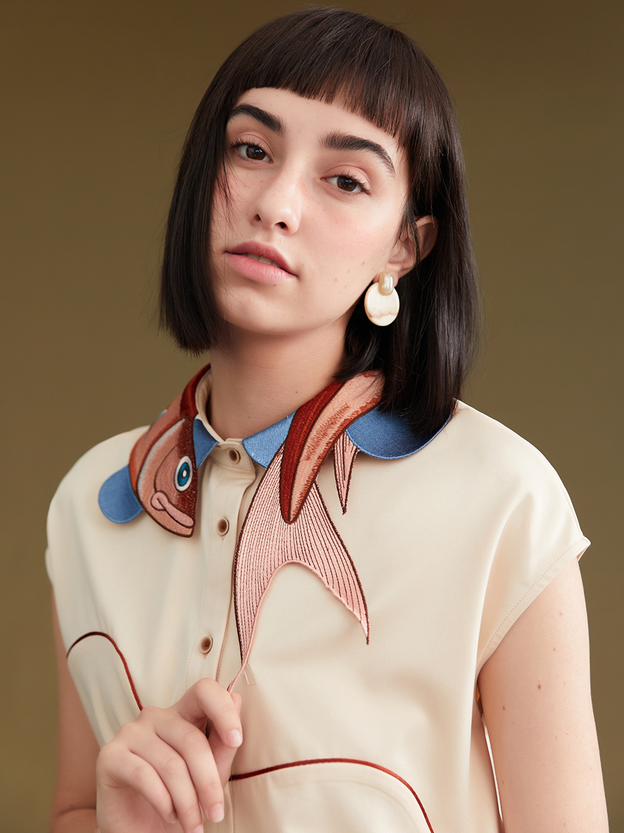 Original design: New retro koi fish bone embroidered collar sleeveless commuting shirt for women's summer short sleeved top