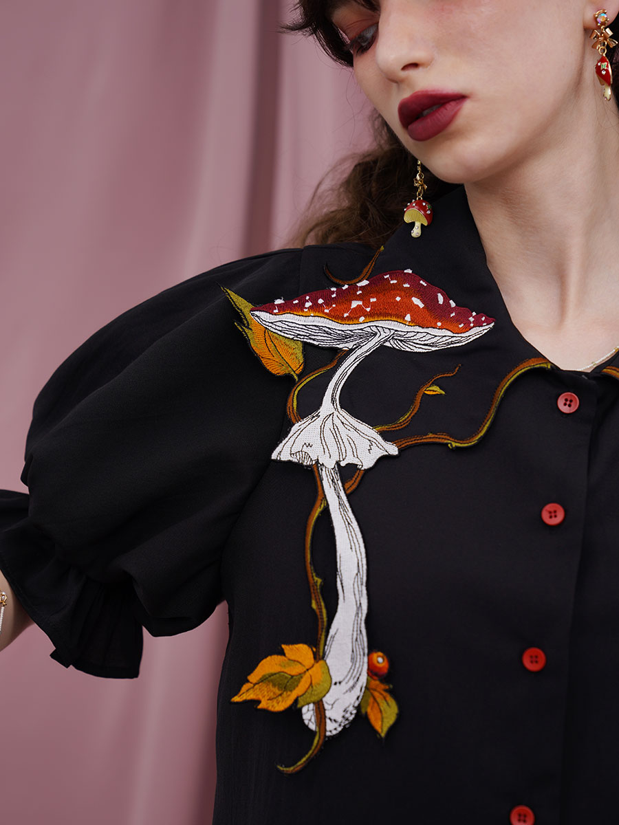 Original French court sleeve design shirt embroidered with vines surrounding the temperament, retro slimming and skin friendly top