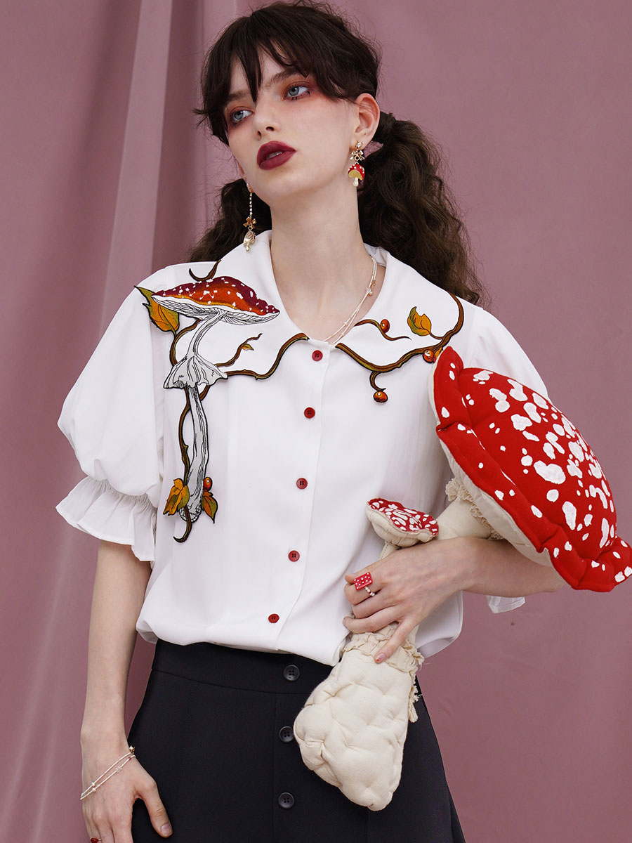Original French court sleeve design shirt embroidered with vines surrounding the temperament, retro slimming and skin friendly top