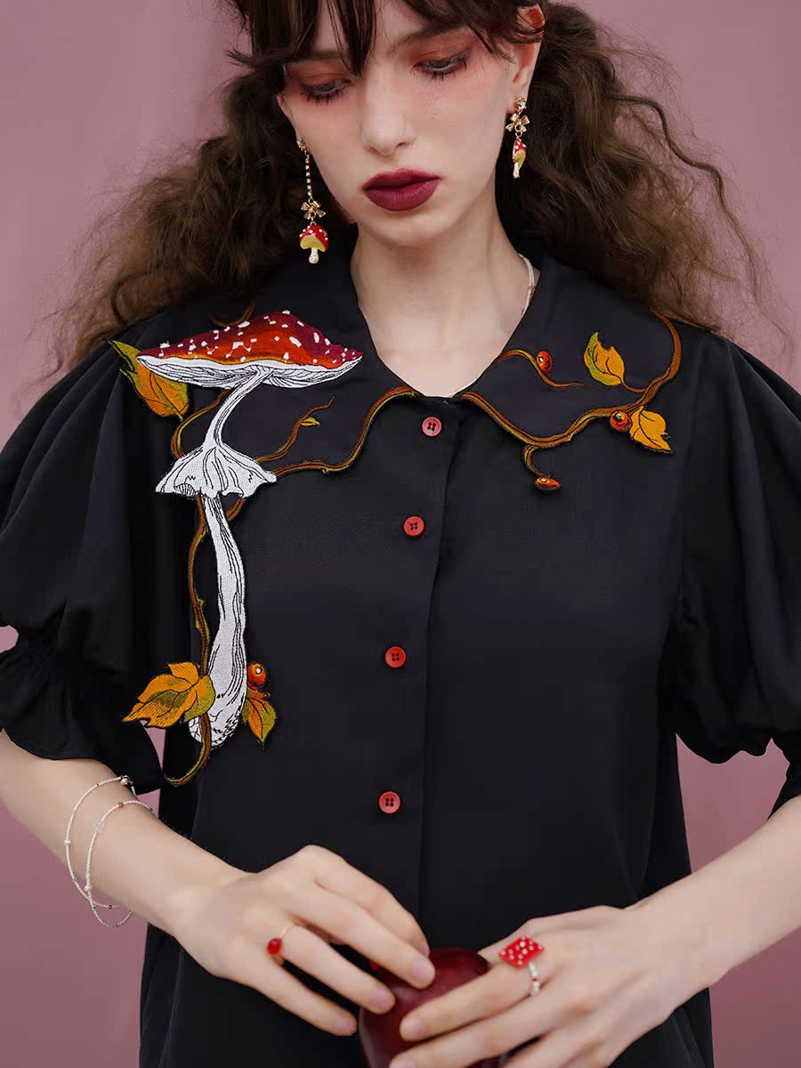 Original French court sleeve design shirt embroidered with vines surrounding the temperament, retro slimming and skin friendly top