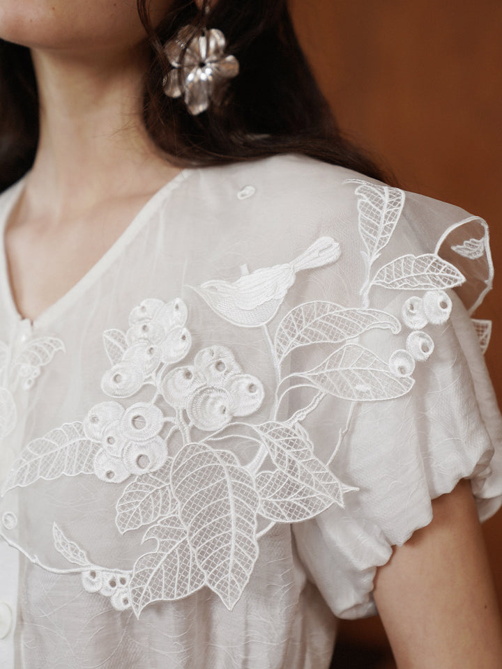 2026 Summer French Court Style Heavy-Duty Embroidery Lace Shirt for Women, White, Large Lapel, Short-Sleeve Top
